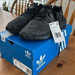 Adidas Boys Swift Run 22J shoes size 5 US